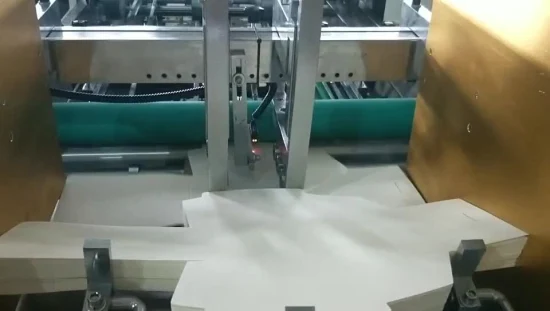 Машина для изготовления небольших ланч-боксов из крафт-бумаги.